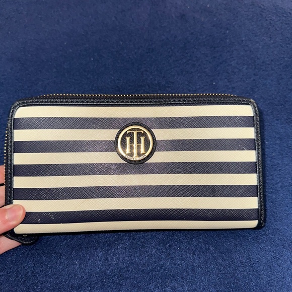Tommy Hilfiger Navy Blue Drawstring Backpack Bag And Striped Wallet Bundle - Picture 7 of 10